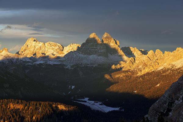 Misurina with Dreishuster/Tre Scarperi group and Drei Zinnen/Tre CIme di Lavaredo, Dolomites, Auronzo di Cadore, Belluno, Veneto, Italy.