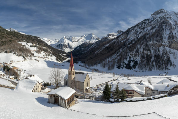 Rein in Taufers, Campo Tures / Sand in Tauers, Bolzano district, South Tyrol, Italy, Europe. The village of Rein in Taufers with mountains of the Rieserferner group