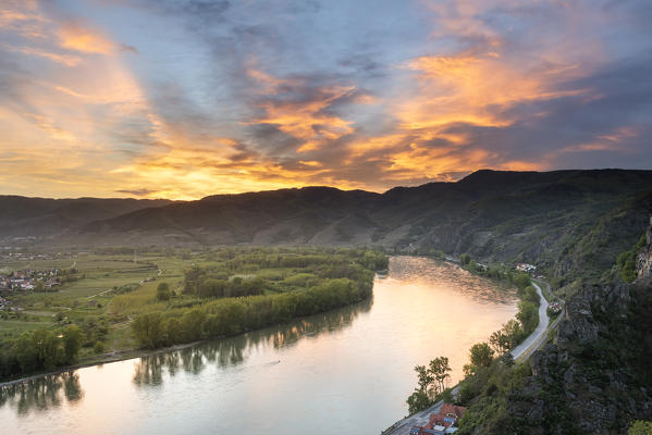 Duernstein, Wachau, Waldviertel, district of Krems, Lower Austria, Austria, Europe. View at sunset from the castle ruin Duernstein to the Danube Bend an the village of Rossatz