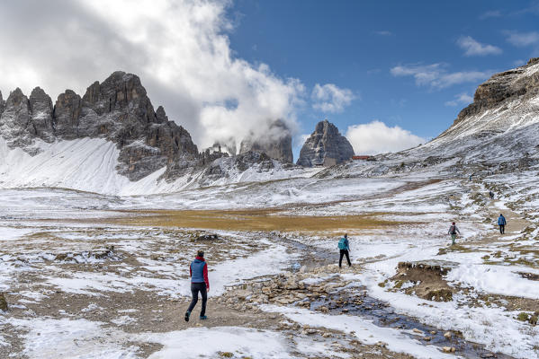 Sesto / Sexten, province of Bolzano, South Tyrol, Italy. Hikers on the path to the Locatelli mountain hut