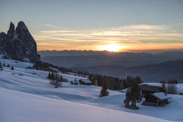 Alpe di Siusi/Seiser Alm, Dolomites, South Tyrol, Italy. Winter landscape on the Alpe di Siusi/Seiser Alm with the peaks of Euringer and Santner