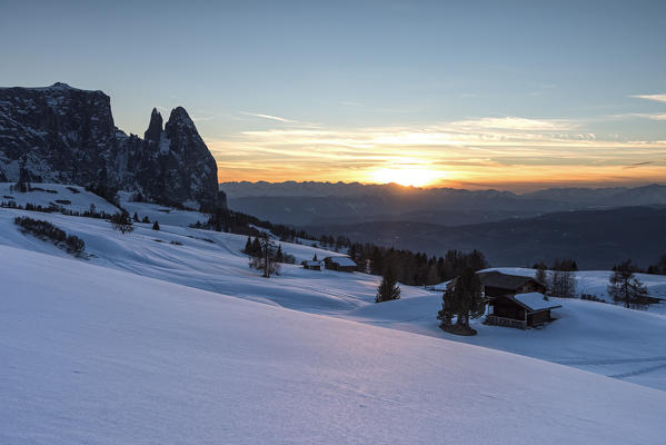 Alpe di Siusi/Seiser Alm, Dolomites, South Tyrol, Italy. Winter landscape on the Alpe di Siusi/Seiser Alm with the peaks of Euringer and Santner