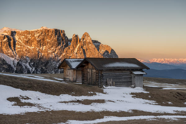 Alpe di Siusi/Seiser Alm, Dolomites, South Tyrol, Italy. Sunrise on plateau of Bullaccia/Puflatsch. In the background the peaks of Sciliar