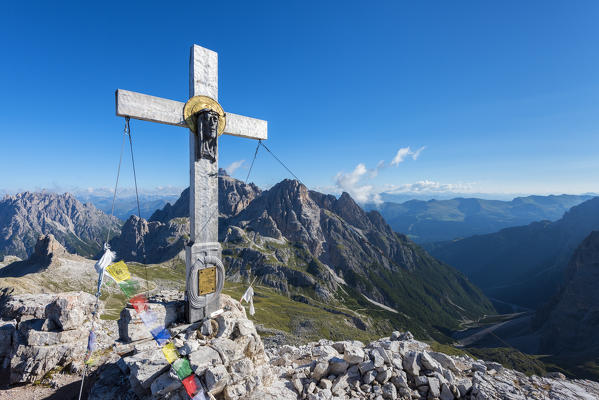 Sesto/Sexten, Dolomites, South Tyrol, province of Bolzano, Italy. The summit cross of Monte Paterno/Paternkofel 