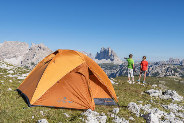 Prato Piazza/Plätzwiese, Dolomites, South Tyrol, Italy. Two children admire the Tre Cime di Lavaredo / Drei Zinnen