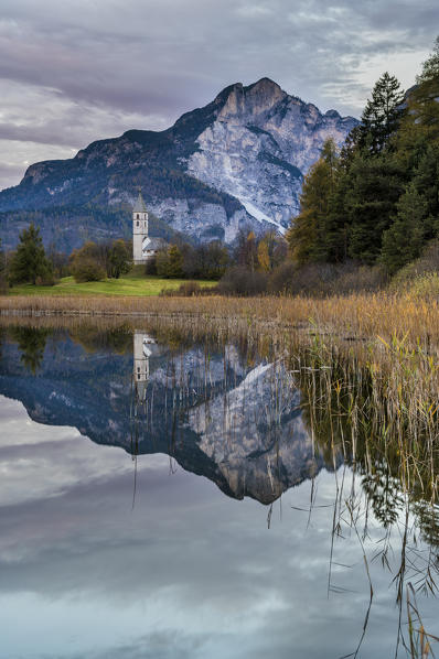 Favogna / Unterfennberg, Magrè / Margreid, province of Bolzano, South Tyrol, Italy, Europe. The lake Favogna and the church 