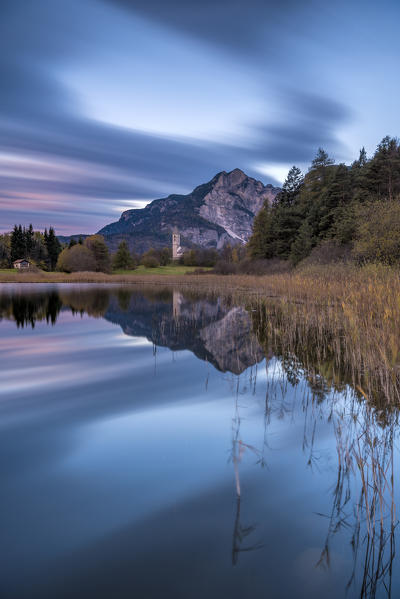 Favogna / Unterfennberg, Magrè / Margreid, province of Bolzano, South Tyrol, Italy, Europe. The lake Favogna and the church 