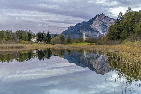 Favogna / Unterfennberg, Magrè / Margreid, province of Bolzano, South Tyrol, Italy, Europe. The lake Favogna and the church 