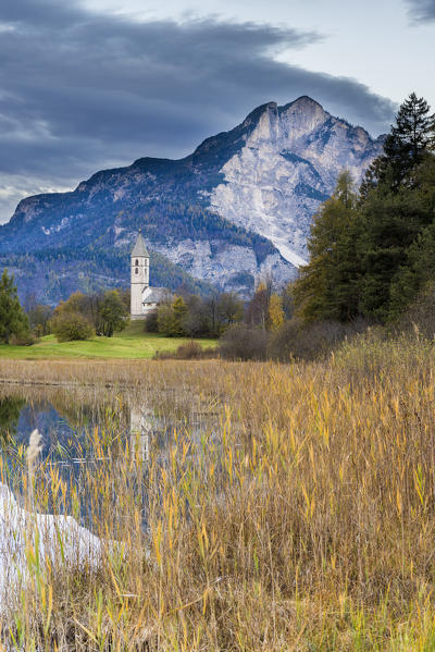 Favogna / Unterfennberg, Magrè / Margreid, province of Bolzano, South Tyrol, Italy, Europe. The lake Favogna and the church 