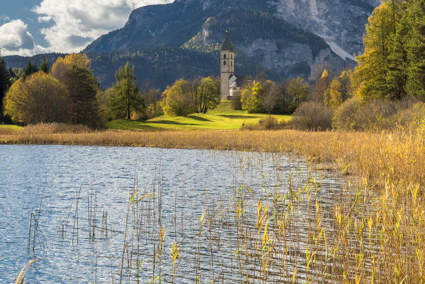 Favogna / Unterfennberg, Magrè / Margreid, province of Bolzano, South Tyrol, Italy, Europe. The lake Favogna and the church 