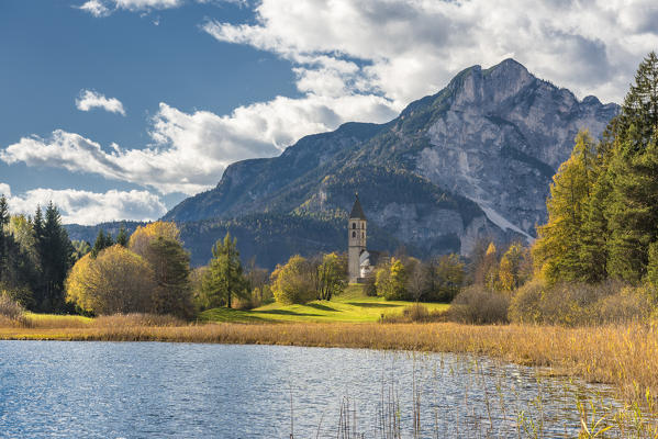 Favogna / Unterfennberg, Magrè / Margreid, province of Bolzano, South Tyrol, Italy, Europe. The lake Favogna and the church 