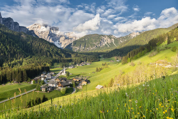 Braies / Prags, province of Bolzano, South Tyrol, Italy, Europe. The small village of San Vito / Sankt Veit in the Braies valley with the Seekofel in the background