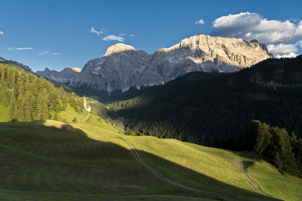 La Valle / Wengen, Alta Badia, Bolzano province, South Tyrol, Italy. The St. Barbara chapel before the peaks of Cima Nove / Neunerspitze and Cima Dieci / Zehnerspitze.