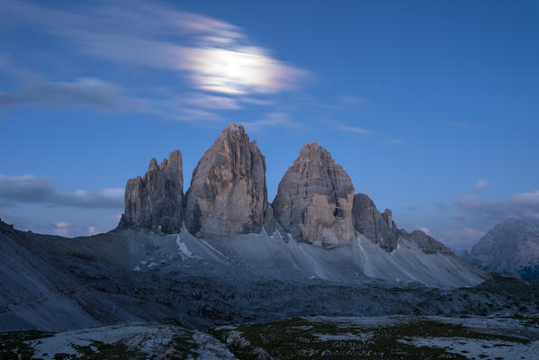 Sesto / Sexten, province of Bolzano, Dolomites, South Tyrol, Italy. Dawn at the Tre Cime di Lavaredo with the full moon