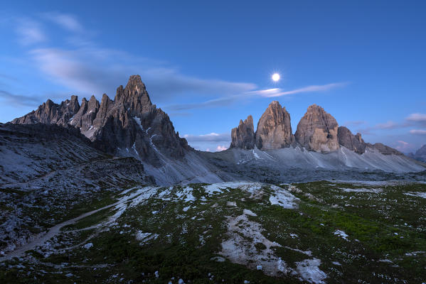 Sesto / Sexten, province of Bolzano, Dolomites, South Tyrol, Italy. Dawn at the Tre Cime di Lavaredo with the full moon