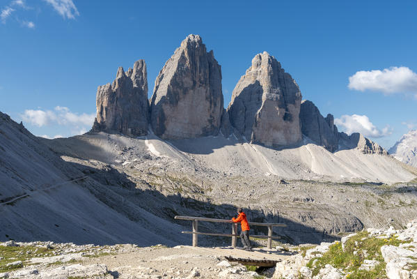 Sesto / Sexten, province of Bolzano, Dolomites, South Tyrol, Italy. A hiker admires the Tre Cime di Lavaredo