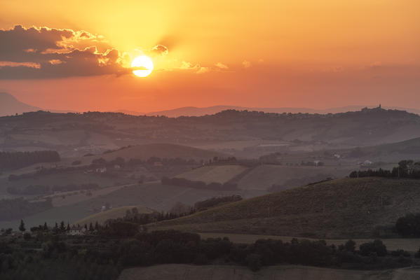 Sant' Isidoro, Monterubbiano, provinve of Fermo, Marche, Italy, Europe. Typical fields of the Marche at sunset