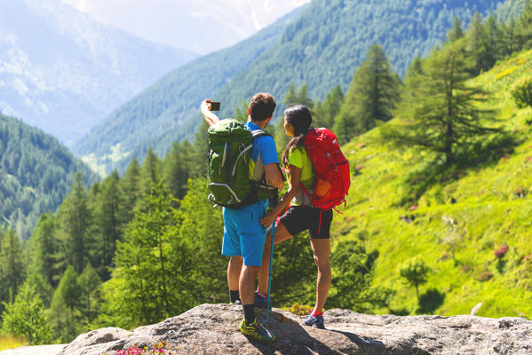 Pair of hikers on the Brescia trails, Valle Camonica, Ponte di Legno, Brescia province, Lombardy, Italy, Europe.