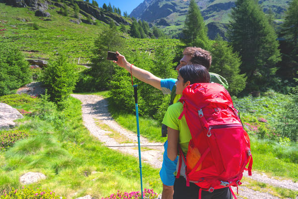 Pair of hikers on the Brescia trails, Valle Camonica, Ponte di Legno, Brescia province, Lombardy, Italy, Europe.