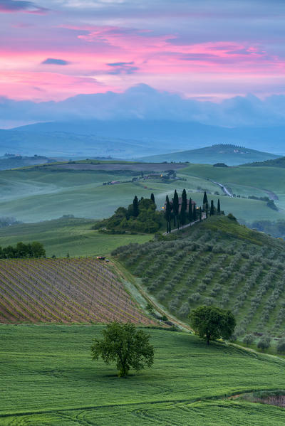 Europe, Italy, Belvedere farmhouse at dawn, province of Siena, Tuscany.