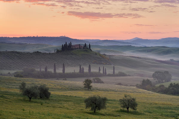 Europe, Italy, Belvedere farmhouse at dawn, province of Siena, Tuscany.