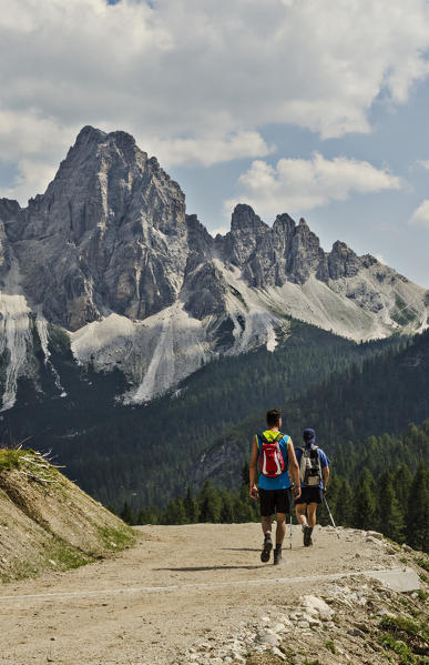 Vedorcia, Spalti di Toro, Dolomites, Belluno, Veneto, Italy. Hikers at Vedorcia