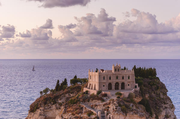 Tropea, Province of Vibo Valentia, Calabria, Italy. The Santa Maria dell'Isola seen from Cannone's Square (Largo Villetta)