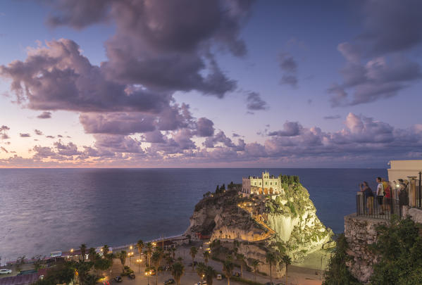 Tropea, Province of Vibo Valentia, Calabria, Italy. The Santa Maria dell'Isola seen from Piazza del Cannone at dusk.