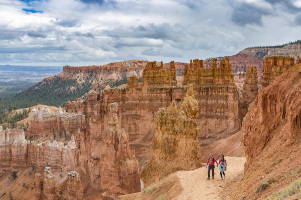 Couple hiking on Navajo Loop Trail. Bryce Canyon National Park, Garfield County, Utah, USA.