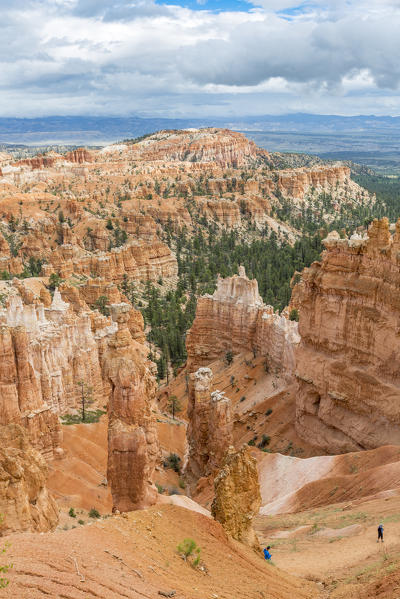 Hikers on Navajo Loop Trail. Bryce Canyon National Park, Garfield County, Utah, USA.