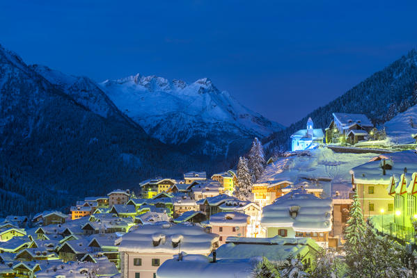 Vermiglio at dusk in winter season.
Europe, Italy, Trentino Alto Adige, Trento province, Vermiglio, Sun valley