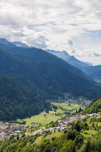 Walking along the paths of the Sun Valley
Europe, Italy, Trentino region, Trento district, Sun valley, Ortisè city