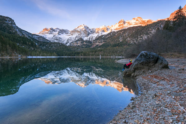 Relaxed tourist looks at the Adamello Brenta natural park
Europe, Italy, Trentino, Non valley, Tovel valley, Ville d'Anaunia
