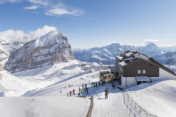 skiers on the ski slopes of Lagazuoi
Europe, Italy, Veneto, Belluno district, Lagazuoi