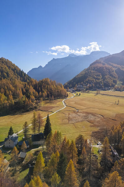 Autumnal view of mountain huts at Cantone, Alpe Devero. Alpe Devero, Devero valley, Antigorio valley, Ossola valley, Piedmont, Verbano Cusio Ossola district, Italy.
