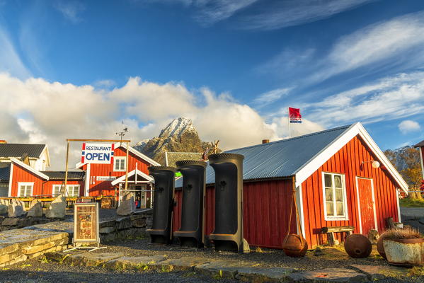 Iconic Rorbu with Mount Olstind (Olstinden) in the background, Reine, Moskenes, Nordland, Lofoten Islands, Norway