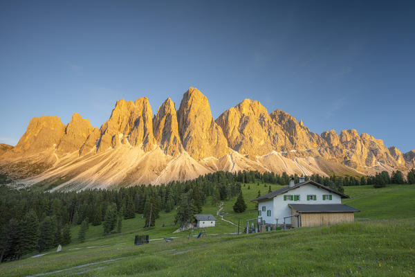 Sunset over Sass Rigais, Furchetta and Odle peaks seen from Glatsch Alm hut, Val di Funes, South Tyrol, Dolomites, Italy