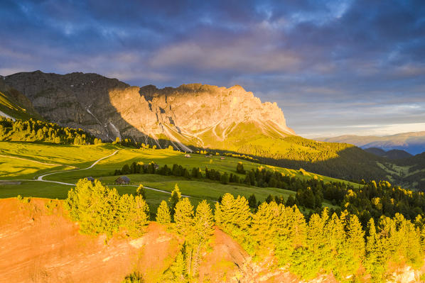 Odle di Eores and Monte Tullen framed by large canyon, Puez-Odle Natural Park, Passo Delle Erbe, Dolomites, South Tyrol, Italy