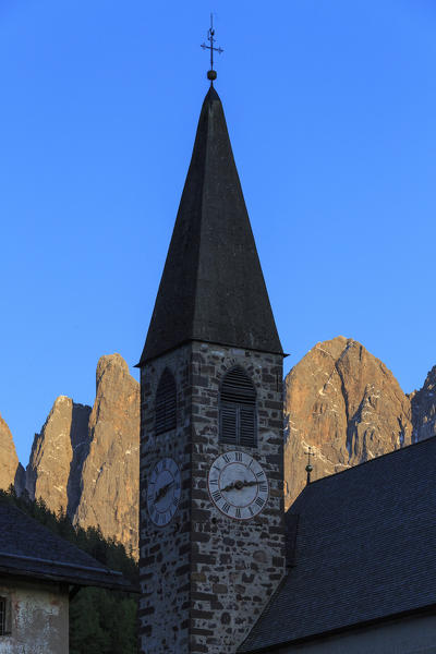 The Church of Ranui and the Odle group in the background. St. Magdalena Funes Valley Dolomites South Tyrol Italy Europe