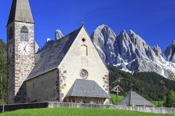 The Church of Ranui and the Odle group in the background. St. Magdalena Funes Valley Dolomites South Tyrol Italy Europe