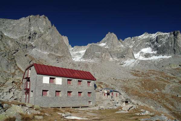 Refuge Allievi in Zocca Valley surrounded by the impressive granite walls of Masino Valley. Valmasino. Valtellina. Lombardy Italy Europe