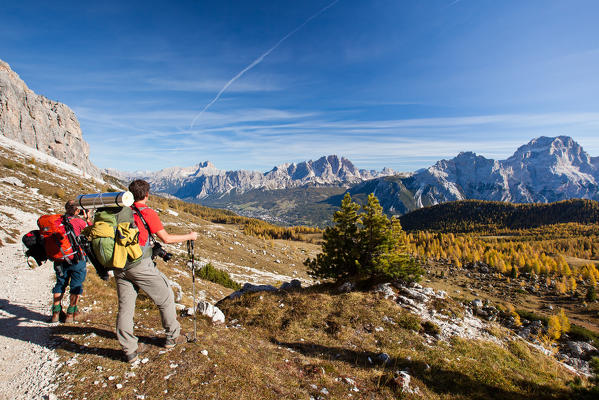 Hikers on path at Forcella Ambrizzola, Dolomites, Cortina d'Ampezzo, province of Belluno, Veneto, Italy