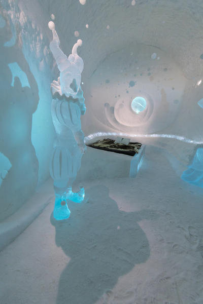 Double bed and sculptures, Ice Hotel, Jukkasjarvi, Kiruna, Norrbotten County, Lapland, Sweden