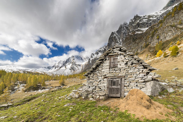 The Alpe Buscagna in autumn season (Buscagna Valley, Alpe Devero, Alpe Veglia and Alpe Devero Natural Park, Baceno, Verbano Cusio Ossola province, Piedmont, Italy, Europe)