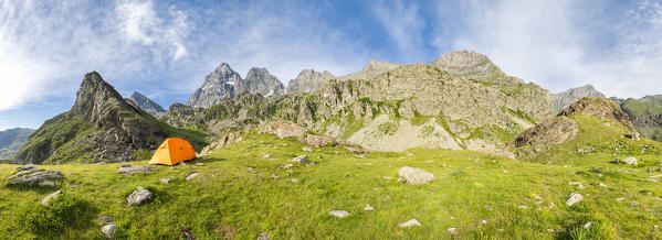 Panoramic view of the Monviso Peak and the mountains around Fiorenza Lake, Pian del Re, Monviso Natural Park, Po Valley, Crissolo, Cuneo province, Piedmont, Italy, Europe