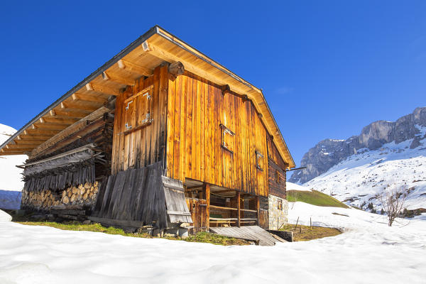 Typical huts in Partnun with Ratikon mountain range in the background. Partnun, Prattigau valley, District of Prattigau/Davos, Canton of Graubünden, Switzerland, Europe.