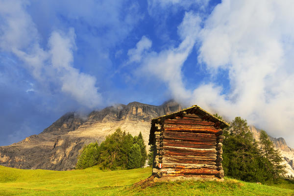 Traditional hut with Sasso di Santa Croce in the background. La Valle/La Val/Wengen Badia Valley, South Tyrol, Dolomites, Italy, Europe.