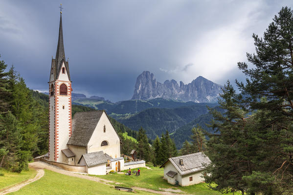 Church of San Giacomo with Sassolungo Group in the background. Ortisei, Gardena Valley, South Tyrol, Dolomites, Italy, Europe.