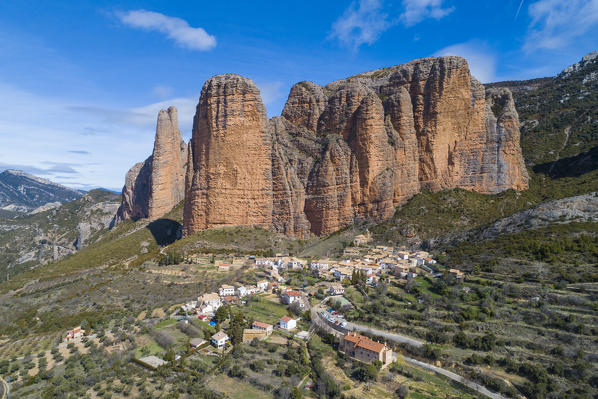 Riglos village with Mallets of Riglos in background. Riglos, province of Huesca, Aragon, Spain, Europe