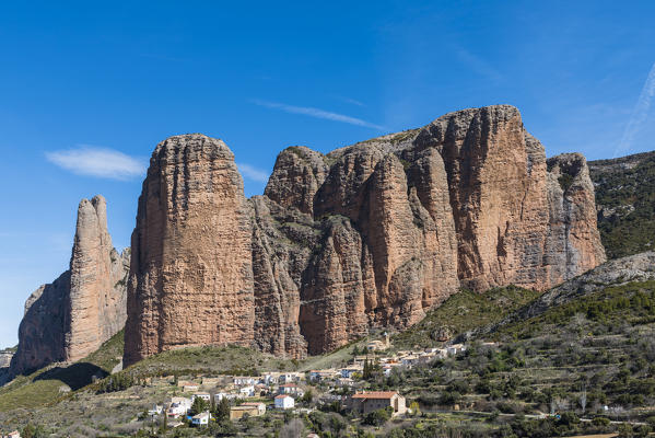 Riglos village with Mallets of Riglos in background. Riglos, province of Huesca, Aragon, Spain, Europe